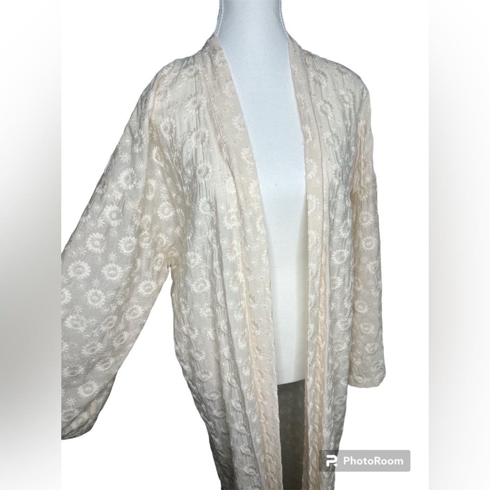 Monochromatic embroidered large daisy robe.
